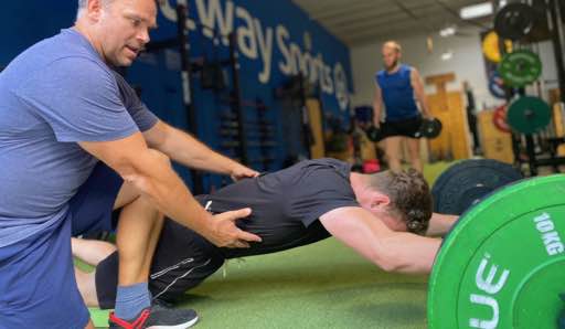Ein Bild von einem gecoachtem Krafttraining eines Mitglieds in Erlangen